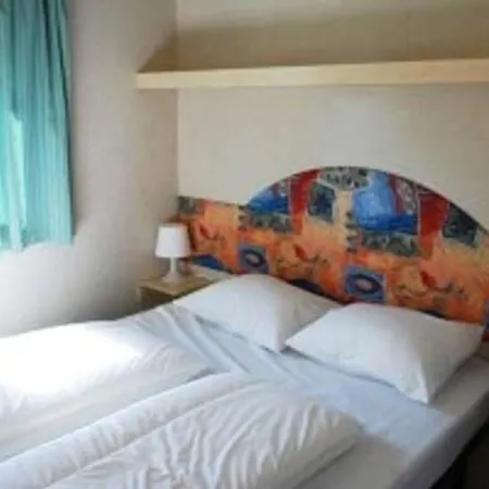 Wunderschoenes In Mit Gemeinschaftlichem Pool Und Terrasse بيت للعطل