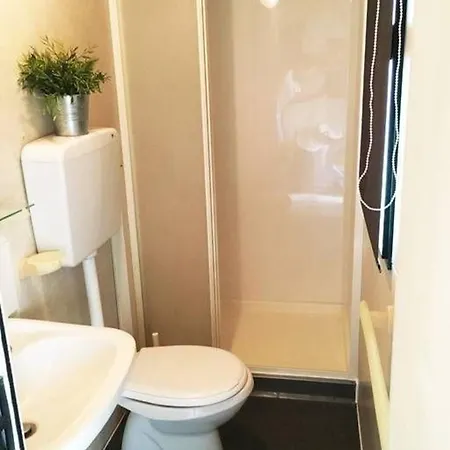 Wunderschoenes In Mit Gemeinschaftlichem Pool Und Terrasse بيت للعطل *