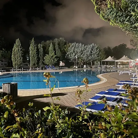 Wunderschoenes In Mit Gemeinschaftlichem Pool Und Terrasse * Viareggio
